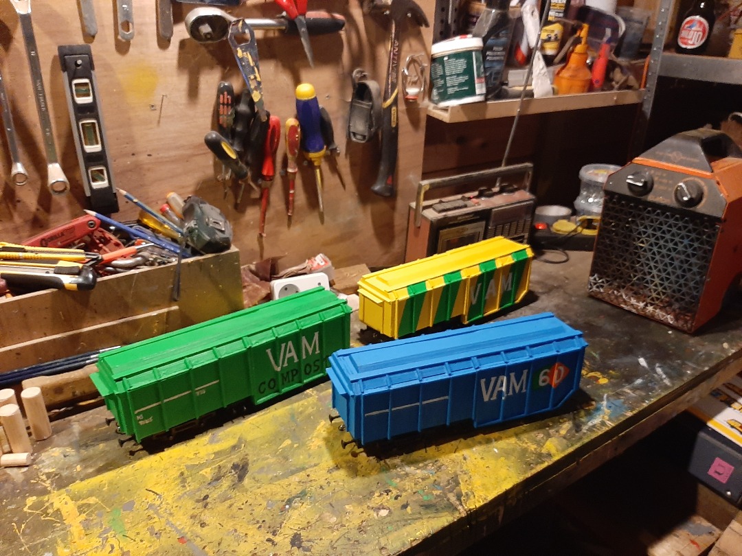 RRail on Train Siding: Last summer I made an NS Class 1100 with a couple of VAM carriages. Again I've made it out of scrapwood, left over timber, bamboo
skewers, broom...