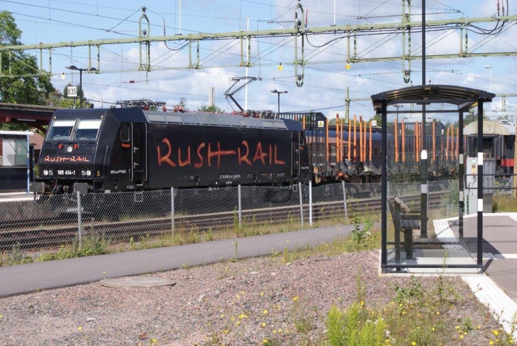 heingold1969 on Train Siding: Rush Rail 185 414-1 staat klaar met een lege Hout trein op het station van Kristinehamn (Zweden) om zijn reis te vervolgen