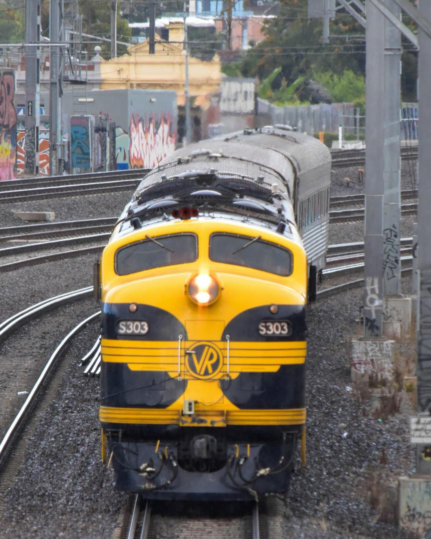 Shawn Stutsel on Train Siding: SRHC's S303 leads SSR's GM10 towards Footscray, Melbourne with MK82, AK Cars to Southern Cross Station before turning
around and heading...