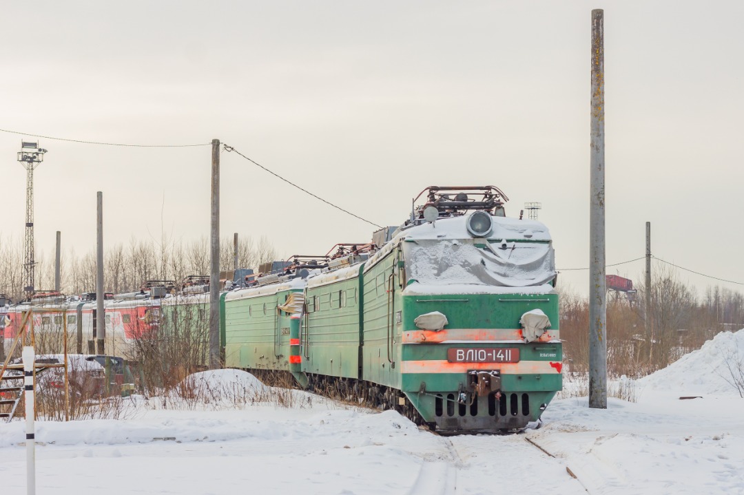 CHS200-011 on Train Siding: Electric locomotives VL10-1411 and VL10-1433 are sitting in the backyard of the Volkhovstroy locomotive depot, awaiting shipment for
recycling