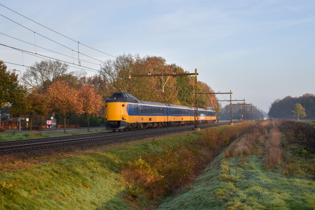 NL Rail on Train Siding: NS ICMm 4237 komt langs een herfstachtig Hooghalen gereden als IC 1532 naar Zwolle en Amsterdam Centraal.