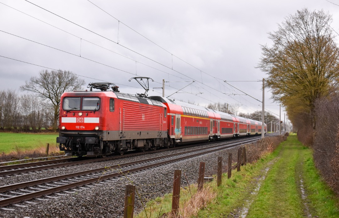 NL Rail on Train Siding: Toen we met onze vouwfietsen waren aangekomen op dit plekje kwamen er eerst twee nieuwe DB Regio Kiss stellen langs als RE trein
richting...