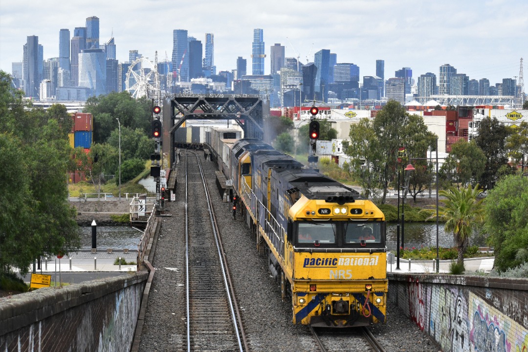 Shawn Stutsel on Train Siding: Pacific National's NR5, NR69, and AN8 rumble towards the Bunbury Street Tunnel, Footscray Melbourne with 6MP4, Intermodal
Service bound...