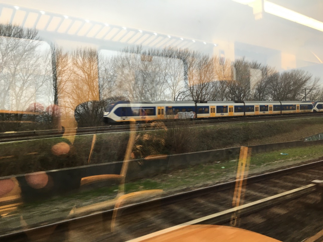 Joran on Train Siding: Een Sprinter Lighttrain met grafffiti genomen vanuit de trein in Amsterdam. En de trein is een beetje wazig door het weer.