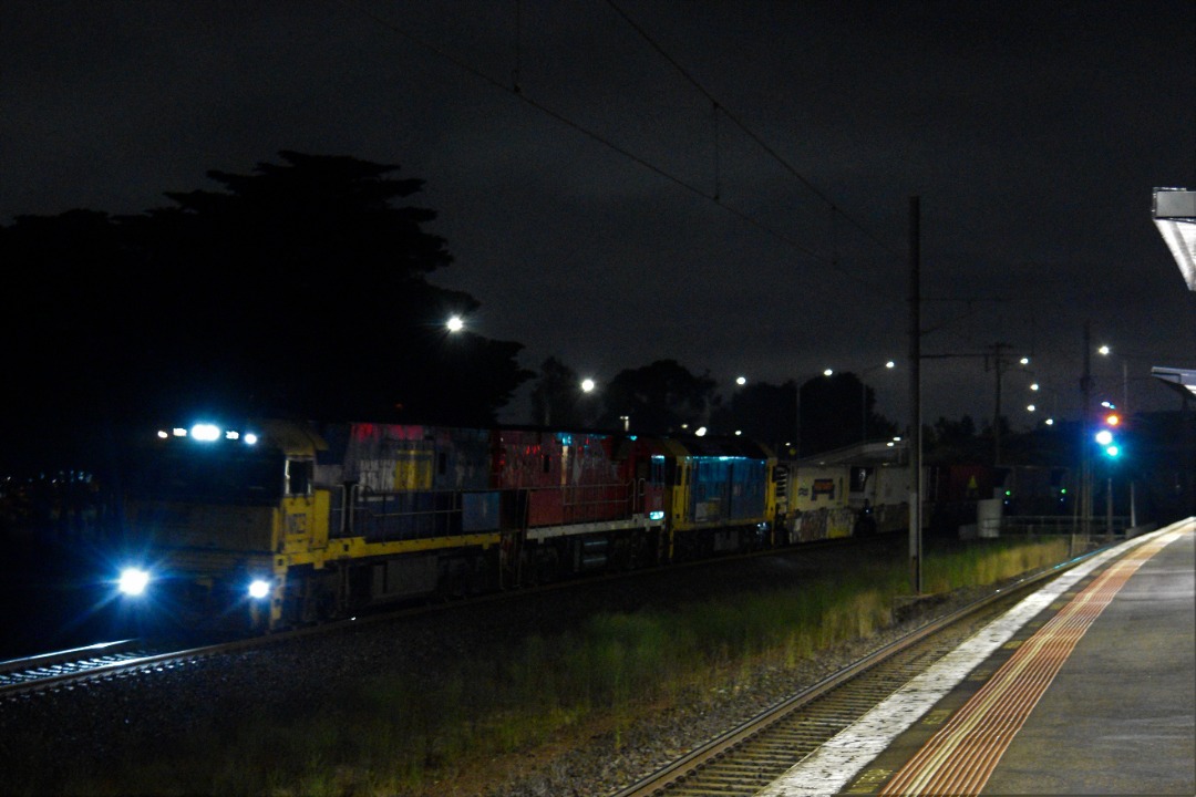 Shawn Stutsel on Train Siding: Pacific National's NR23, NR18(Ghan) and G530 races past Aircraft Station, Melbourne with 5MP5, Intermodal Service, bound
Perth, Western...