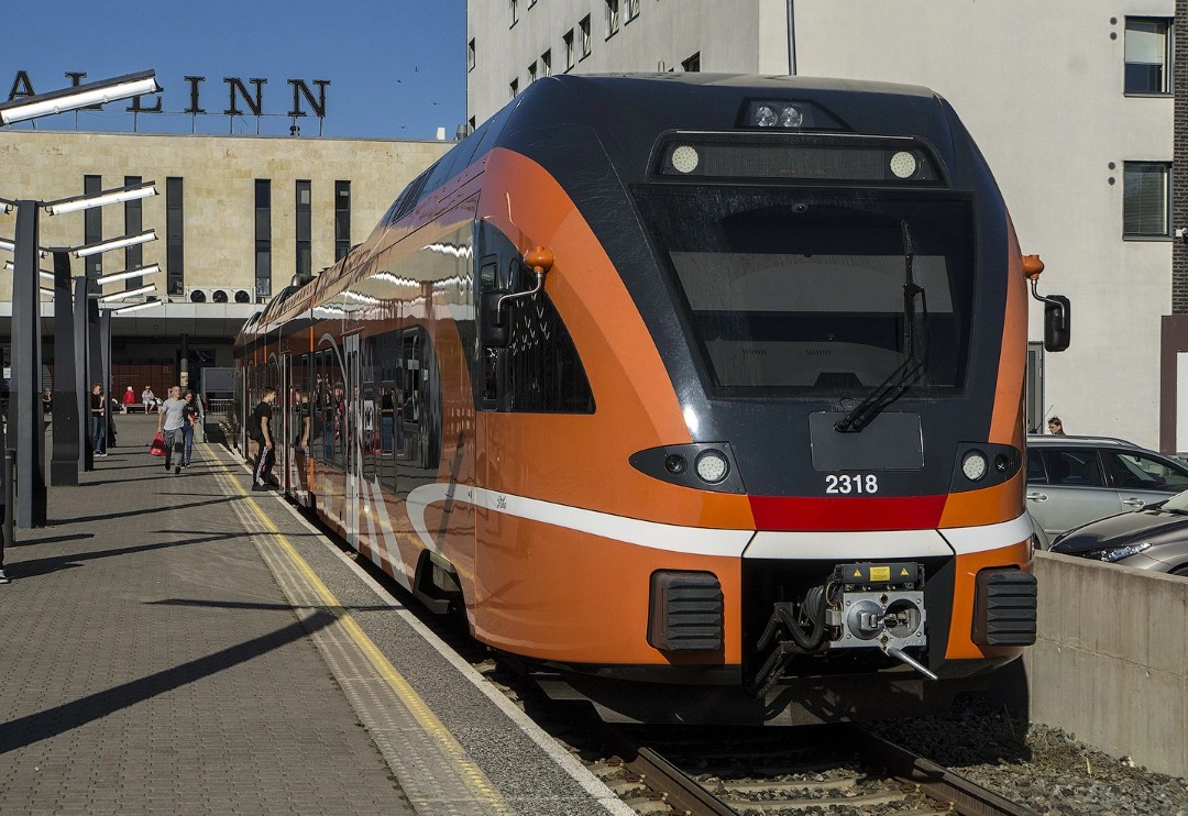 myaroslav on Train Siding: #Stadler Flirt in Tallinn. The model requested by Elektrikraudtee is featuring increased by 300mm width thanks to #1520mm loading
gauge...