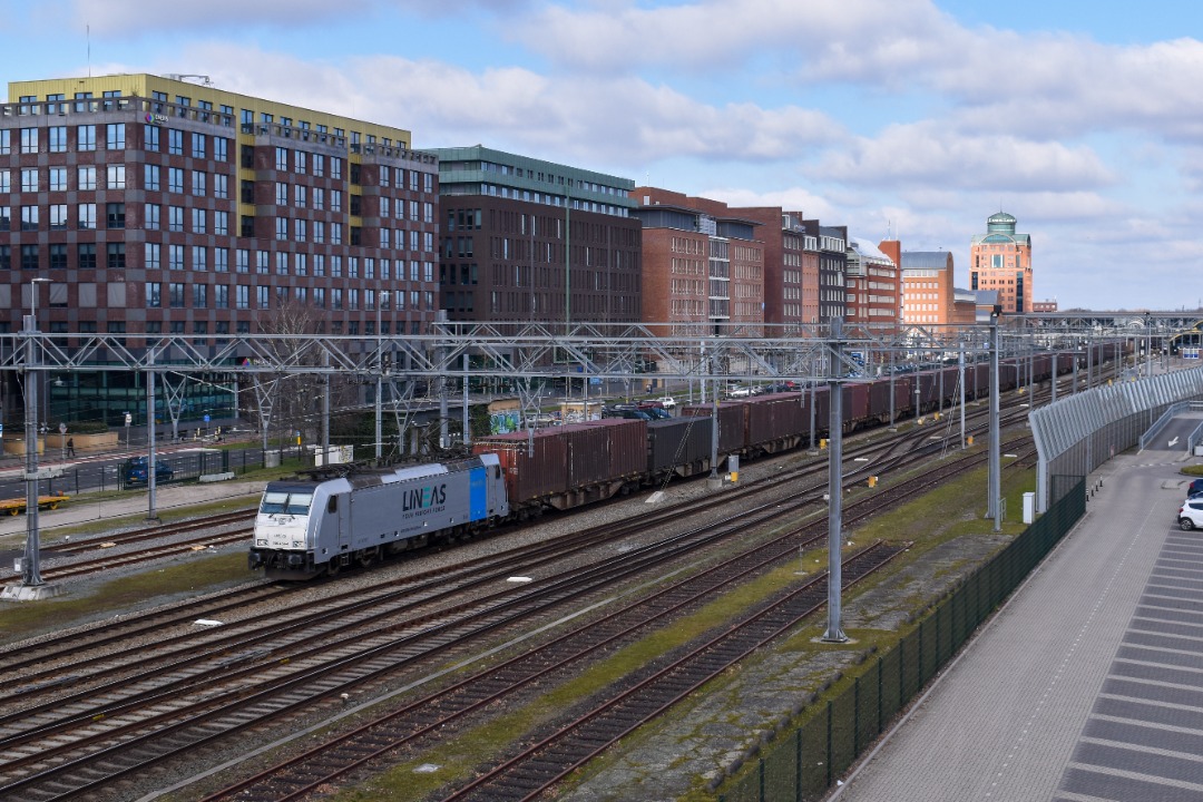 NL Rail on Train Siding: LNS 186 459 komt met de Volvotrein door station 's-Hertogenbosch gereden onderweg naar Breda, Essen en Gent.