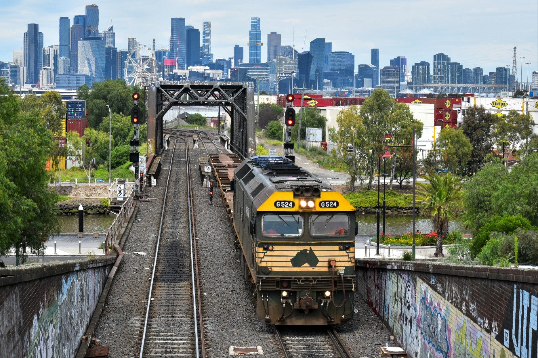Shawn Stutsel on Train Siding: Pacific National Broad Gauge unit G524, trundles towards the Bunbury Street Tunnel, Footscray Melbourne with 9201, wagon transfer
to...