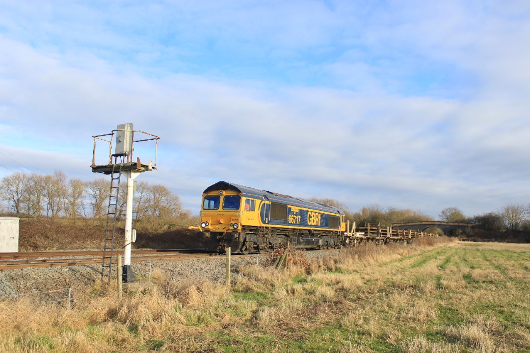 Jamie Armstrong on Train Siding: 66717 stopped at Stenson Jcn just before joining the Derby - Birmingham mainline working 6X01 Scunthorpe Trent T.C. to
Eastleigh East...