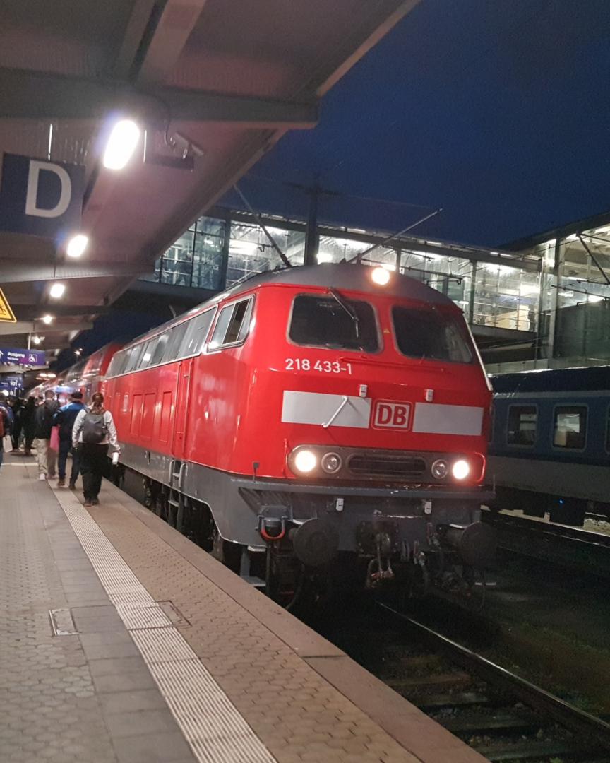 trainman on Train Siding: This Diesel-loco pulled the train from Hof to Regensburg. From here it the electric loco takes over to Munich.