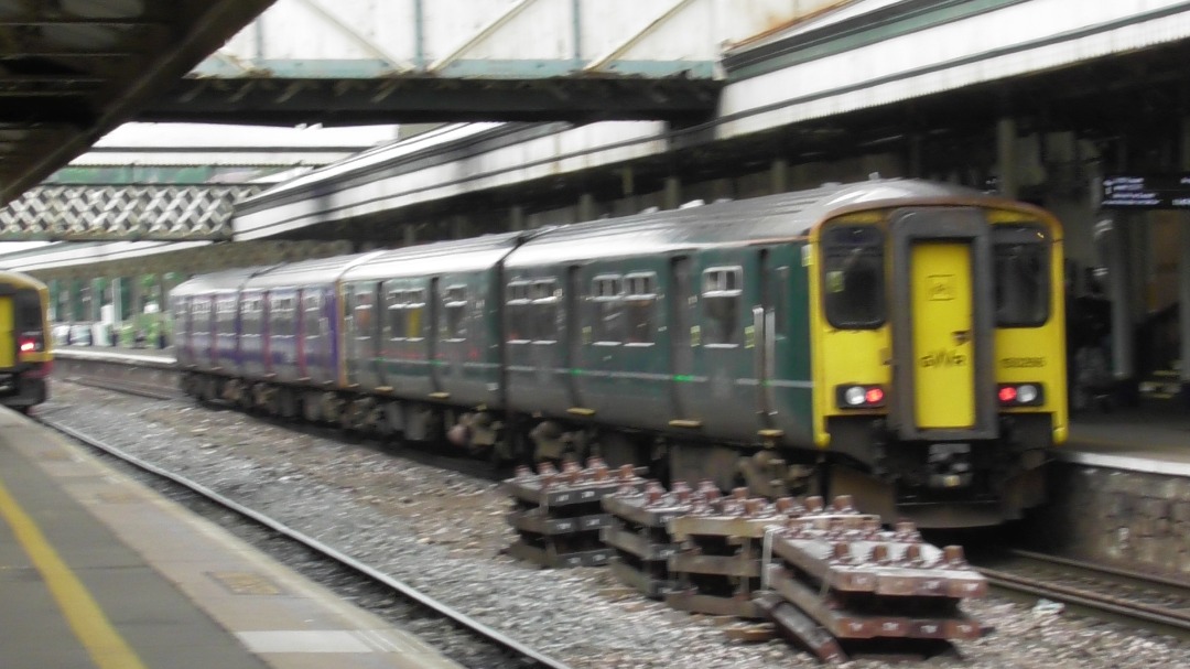 Jacobs Train Videos on Train Siding: At Exeter St Davids' platform 1, #150266 + #150219 are seen working a Great Western Railway service from Paignton to
Exmouth.