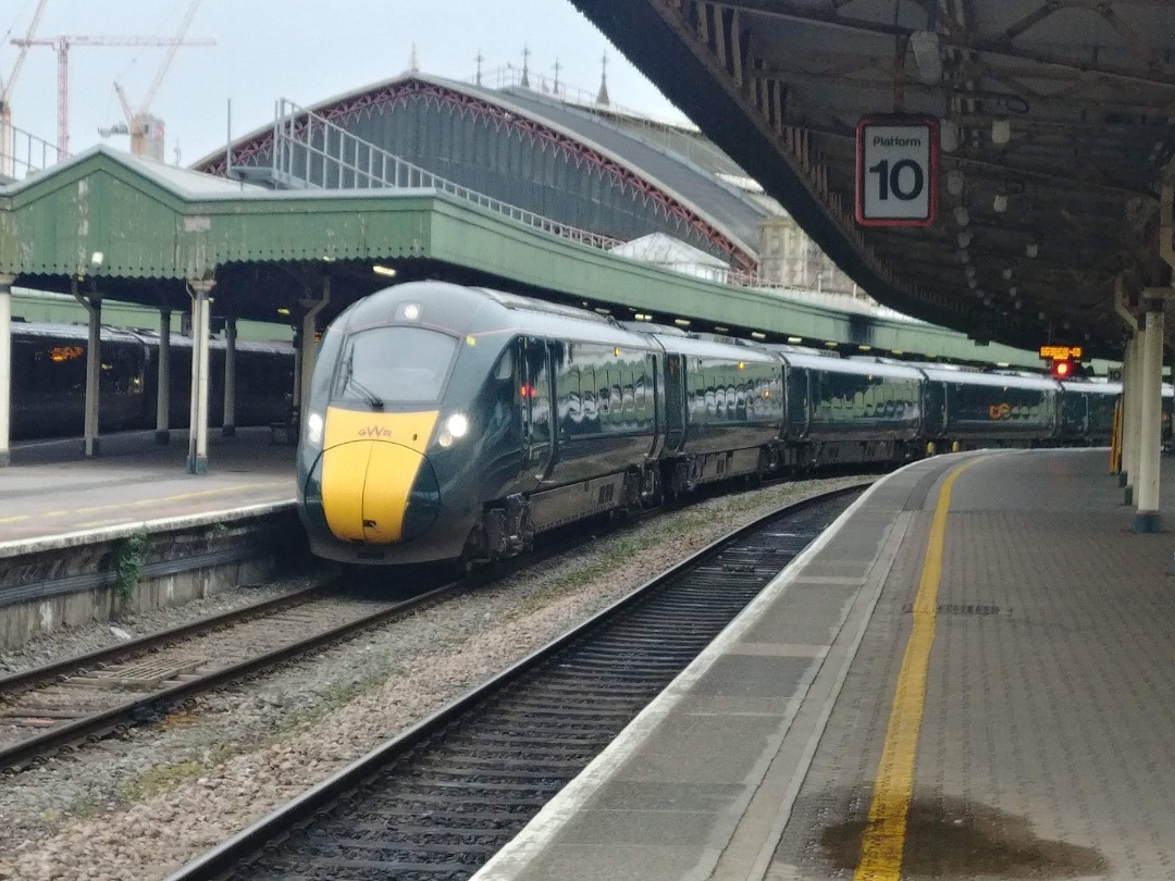 Robin Price on Train Siding: #trainspotting #train #diesel #station here is a couple of shots of #BristoltempleMeads showing a class 150/0 on a #Taunton local
and a...