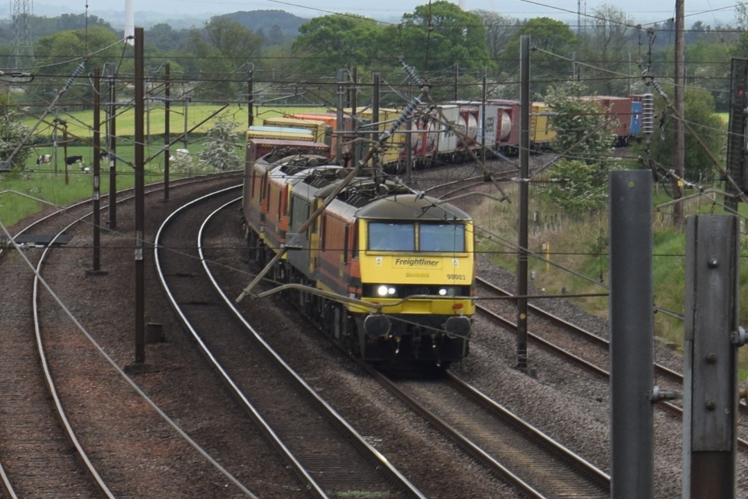 Hardley Distant on Train Siding: CURRENT: A Quartet of 90003 (Front) 90043 (MIddle Front) 90009 (MIddle Rear) and 90015 (Behind) pass Quintinshill today with
the 4S52...