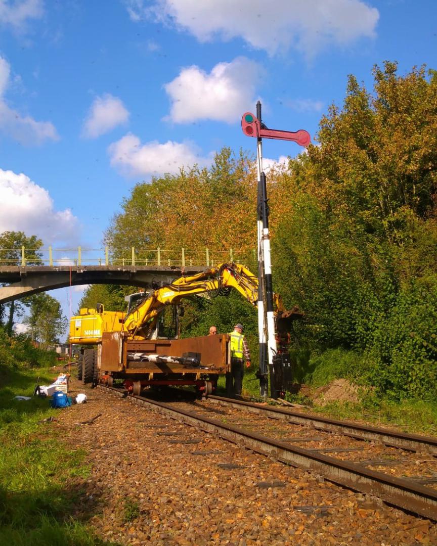 Joost Notenboom on Train Siding: Placing two signalpoles and switching out two old signalarms for new painted one's in Wijlre. Too bad we where out of time
to complete...