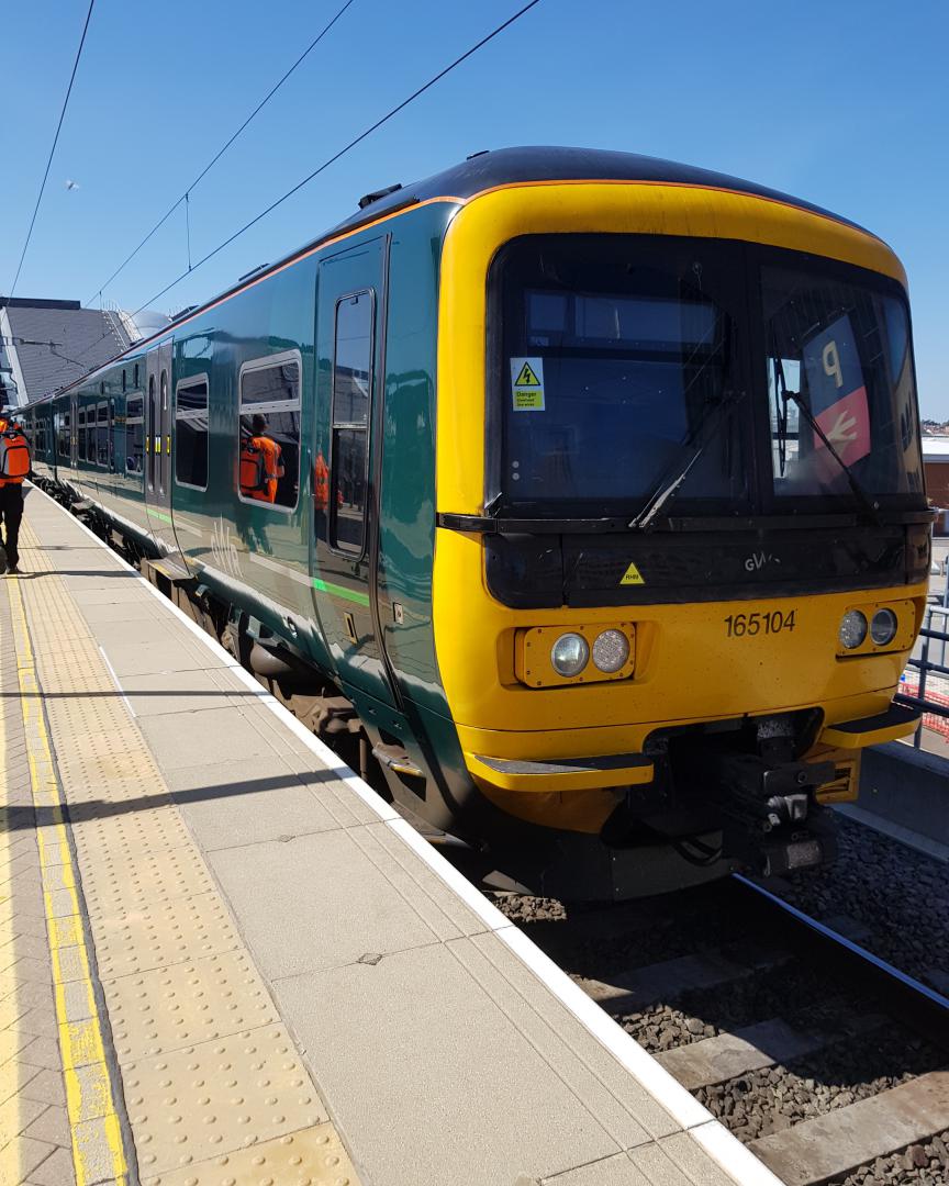 Jack Jack Productions on Train Siding: 165 104 and 110 at Reading Platform 15, arriving in empty from Reading TCD. 104 will operate the 15.01 to Gatwick
Airport. 110...