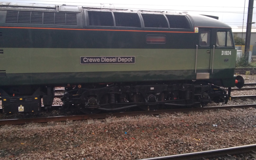 kieran harrod on Train Siding: D1935 'roger hosking' and D1924 'crewe diesel depot' with Pullman coaches parked at doncaster station this
evening.