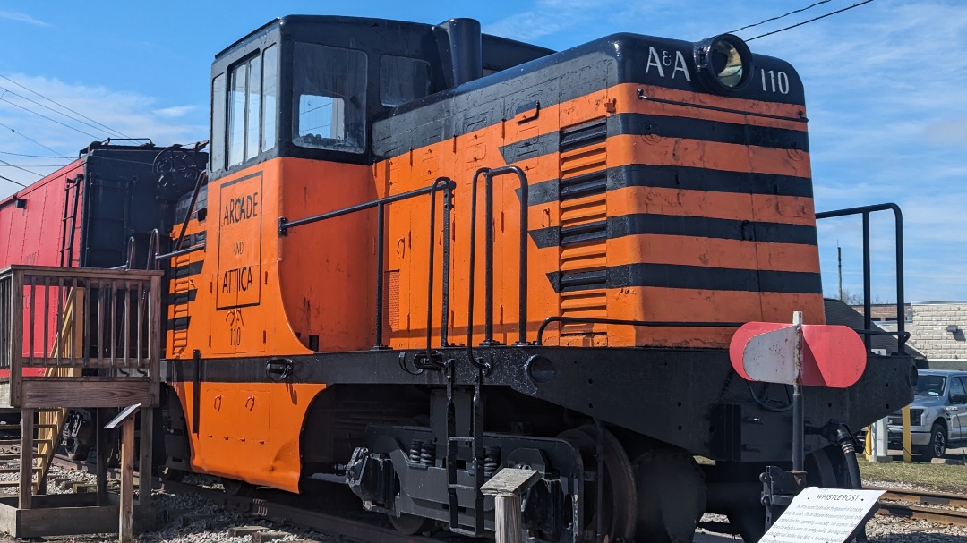 CaptnRetro on Train Siding: Arcade & Attica #110. One of the first few General Electric 44 tonners ever built, with a build date of 1941. Designated as a
Phase 1A,...