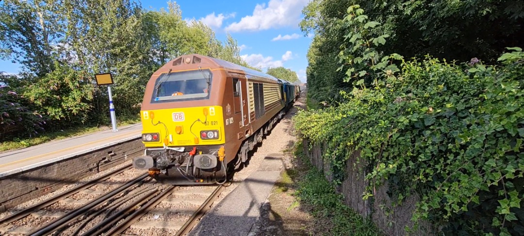 andrew1308 on Train Siding: Here are 4 pictures from yesterday 10/08/21 of DBCargoUK 67021 & 67001 pulling 35028 Clan Line on her way back home after 2 days
in Ashford...