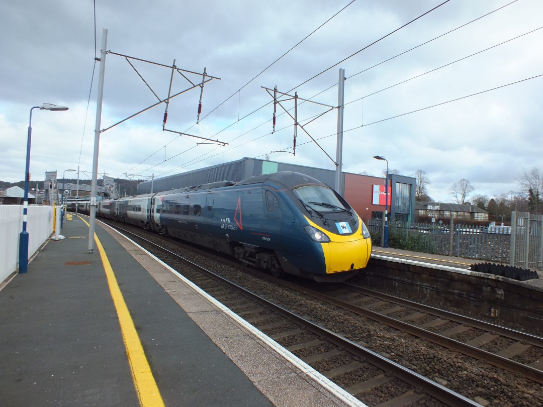 Cumbrian Trainspotter on Train Siding: Avanti West Coast class 390/0 No. #390039 'Lady Godiva' calling at Penrith this afternoon working 9M54 1052
Edinburgh to London...