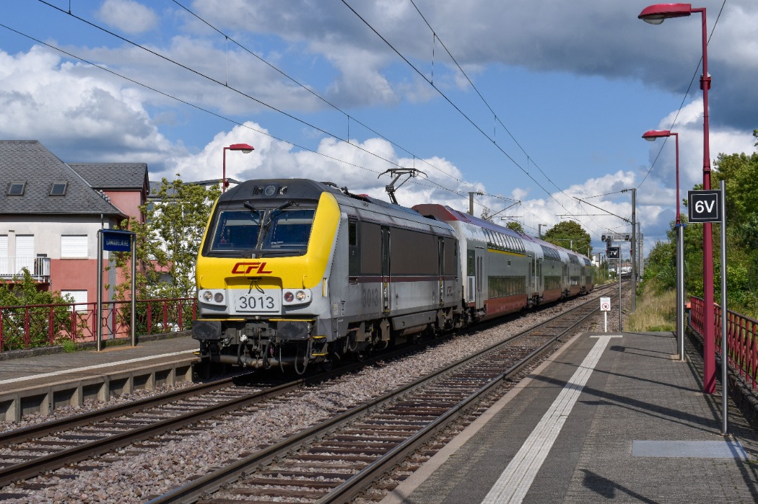 NL Rail on Train Siding: CFL 3013 komt met Dosto stam 006 aan op station Lamadelaine onderweg als RB 5066 uit Luxemburg (stad) naar Athus in België.