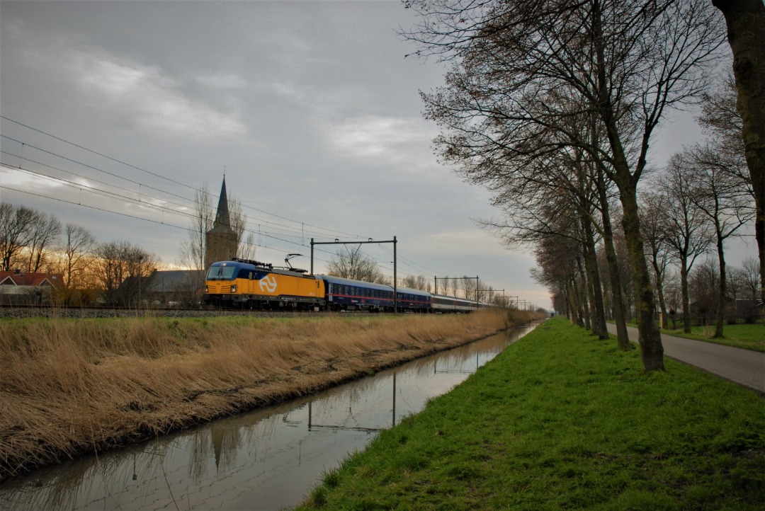 Daan Willers on Train Siding: Vectron 193 263 onderweg met NightJet 402 vanuit Zürich naar Amsterdam Centraal bij Schalkwijk.