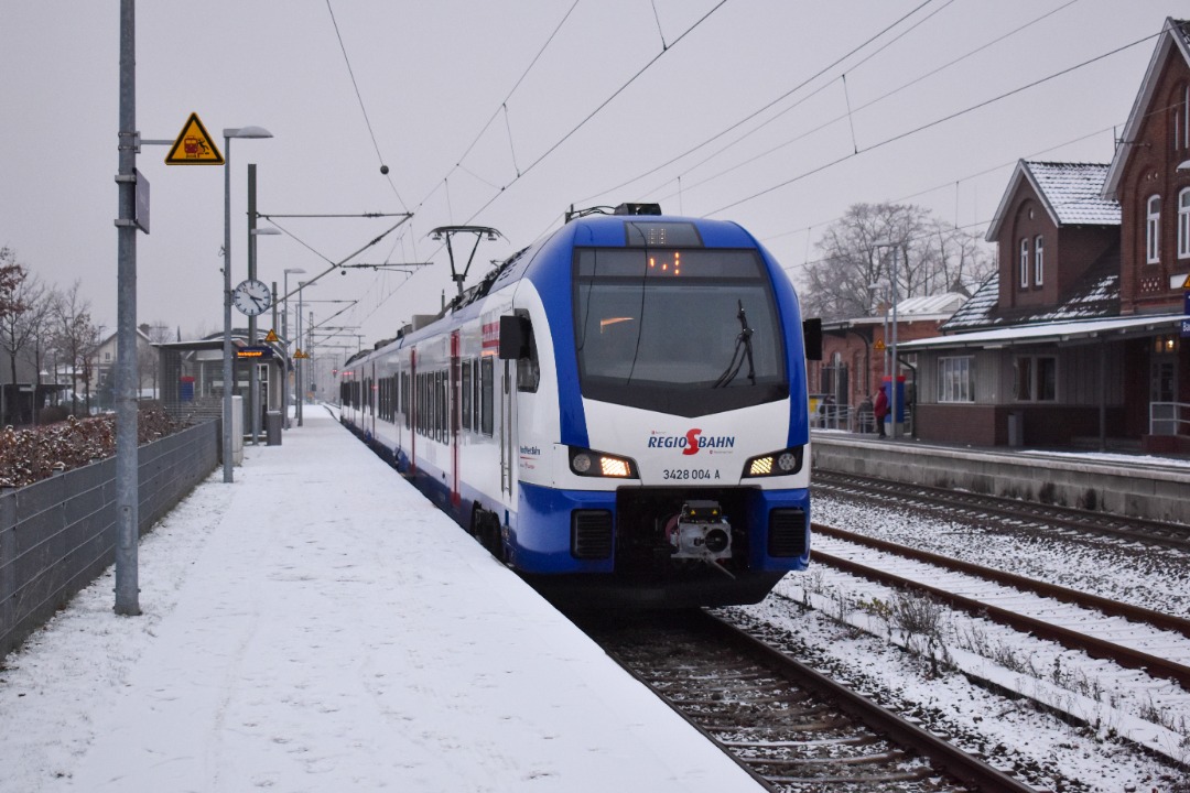 NL Rail on Train Siding: Nordwestbahn Flirt 3428 004 staat klaar in station Bad Zwischenahn om de RS 30 naar Oldenburg Hbf en Bremen Hbf te verzekeren.