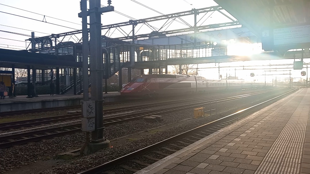 DutchTrainspotter on Train Siding: Vanwege een aanrijding op station Schiphol Airport rijden Eurostars tijdelijk via een andere route.
