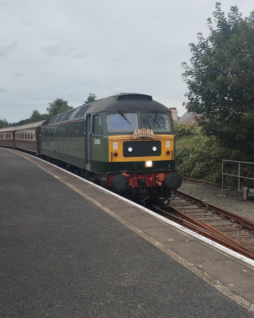 TrainGuy2008 🏴󠁧󠁢󠁷󠁬󠁳󠁿 on Train Siding: Class 47 47810 'Crewe Diesel Depot' is seen at Llandudno Junction working the Statesman
railtour from High...