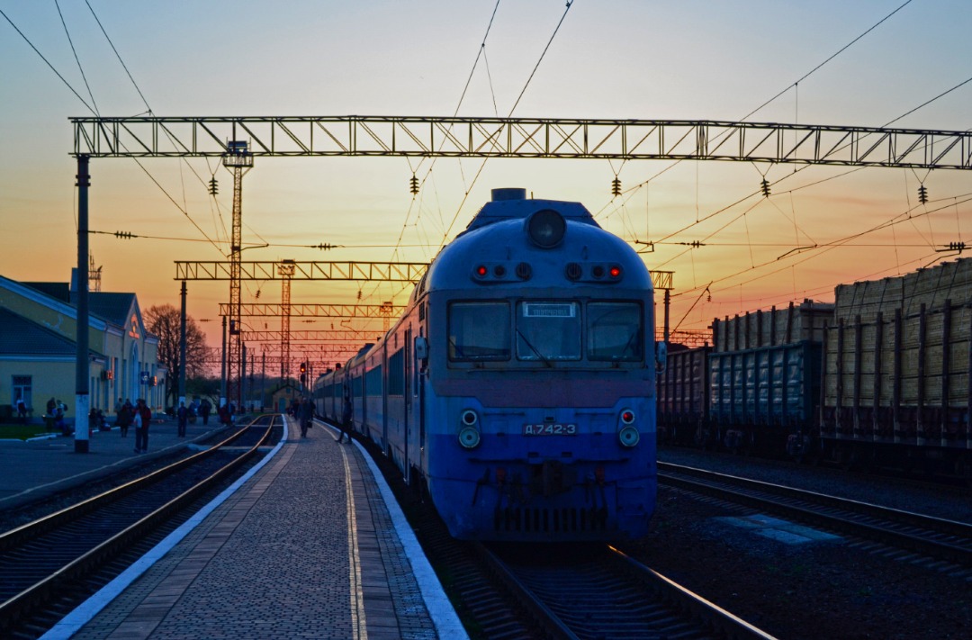 Yurko Slyusar on Train Siding: The oldtimer Hungarian diesel train... The DMU-set D1-742 at the Hrebinka station, Poltava region of the Ukraine. During the
sunset....