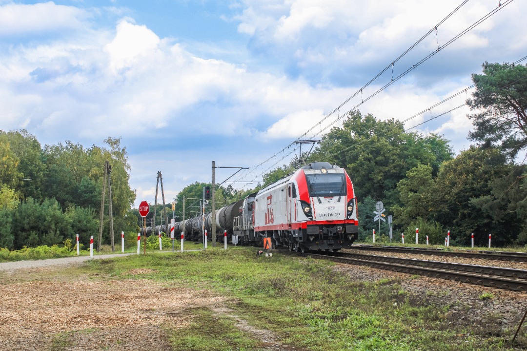 mateu1333 on Train Siding: Newag E6ACTab-041 + Fablok SM42-2583 with Lotos train from Gdańsk Olszynka to Poznań Górczyn.