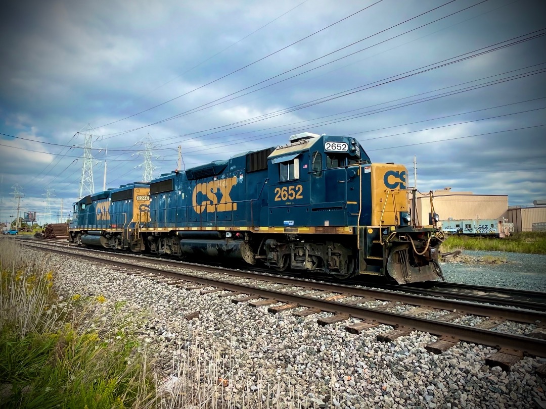 Ravenna Railfan 4070 on Train Siding: CSX GP38-2 -#2652 & GP40-2 #6246 assigned to L323 await their next assignment in Parma, Ohio