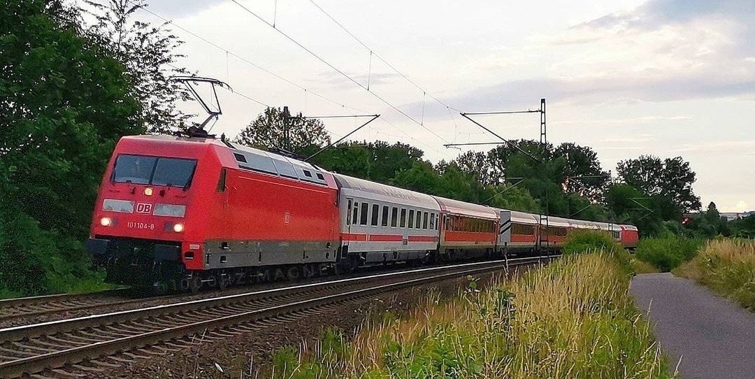 114 007 on Train Siding: Am 9. Juli fuhr bei letzten Licht IC2921 als ersatzzug für ein ausgefallenen ICE, mit 101 104-8 U. 101... Fuhr die Garnitur nach
Fulda.