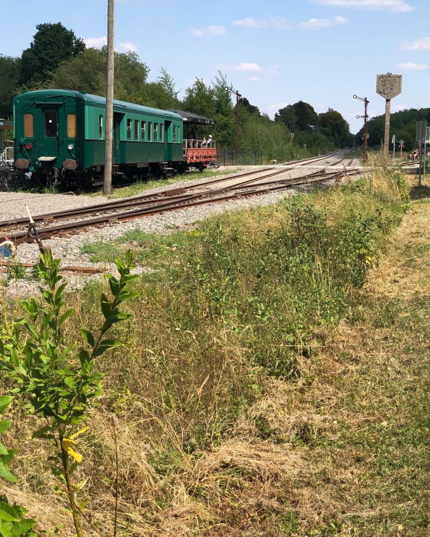 roeland_bouricius on Train Siding: Ooit een spoorweg, nu fiets/voetpad. Signalen dat hier vroeger treinen reden zijn er nog.