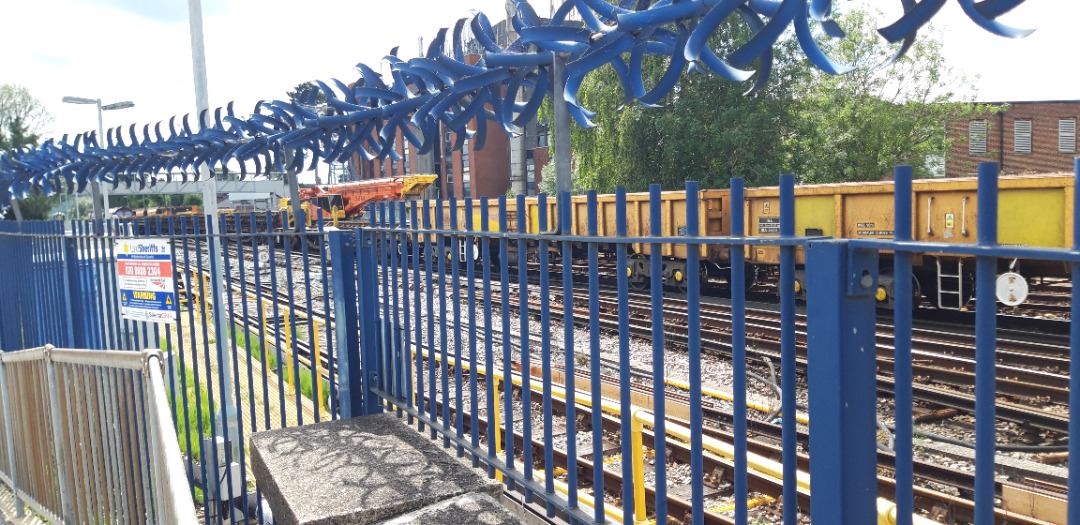 matthew_garner on Train Siding: #engineeringworks #weekend #track #platform1 #workmen #excavator #moblieradio #colasrail #tracklifter #lineside KRC1200 Heavy
Duty...