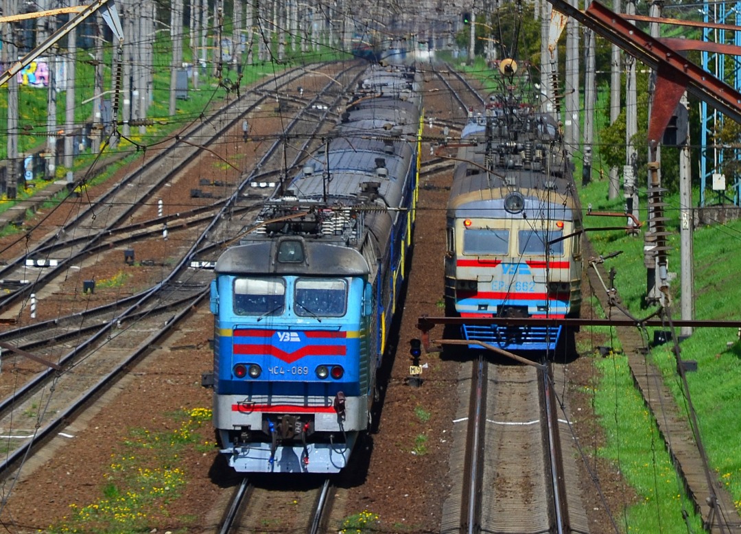 Yurko Slyusar on Train Siding: Electric locomotive ChS4-069 with a passenger train №141/142 Bakhmut - Lviv and electric train ER9E-662 at the Kyiv-Pasazhyrsky
-...