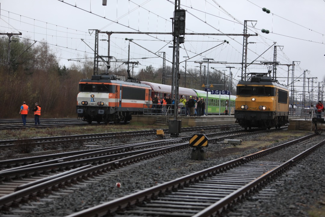 Christiaan Blokhorst on Train Siding: Igso partytrain at bad bentheim. The 111 223 leafs and the 9901 go's in front to take the partytrain to amsterdam.
