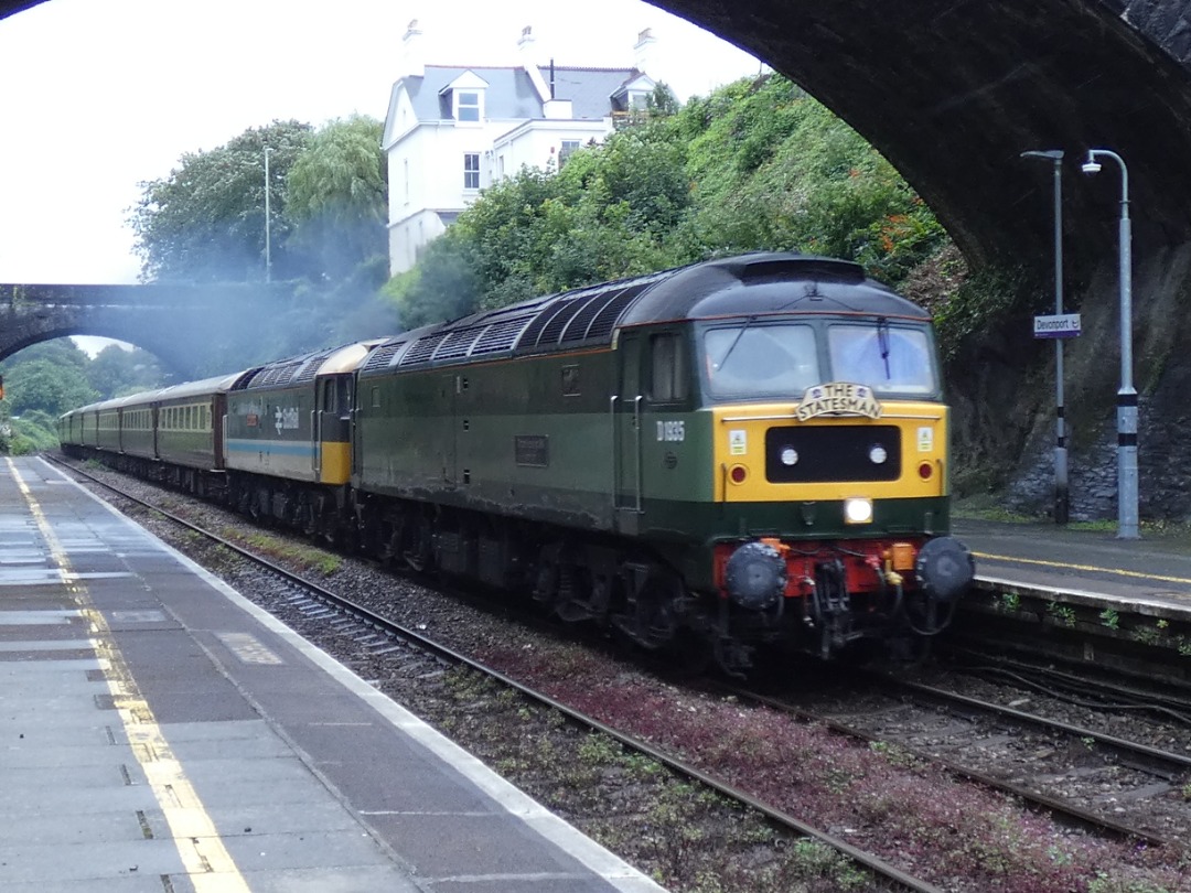 Jacobs Train Videos on Train Siding: #47805 is seen thrashing through Devonport station working a railtour from Derby to Penzance. Sorry for the bad
quality,...