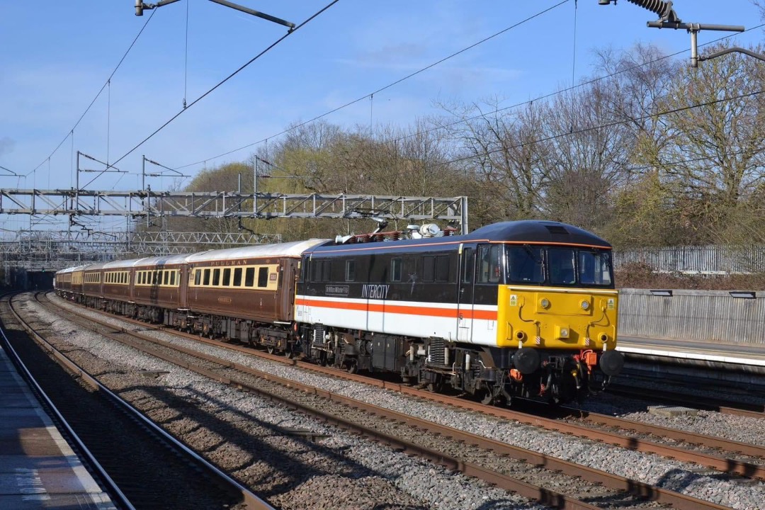 Inter City Railway Society on Train Siding: 86101 passing Tamworth with the 1Z90 Liverpool Lime Street-Wembley 'footex' 47712 attached to the rear.
25th February 2024