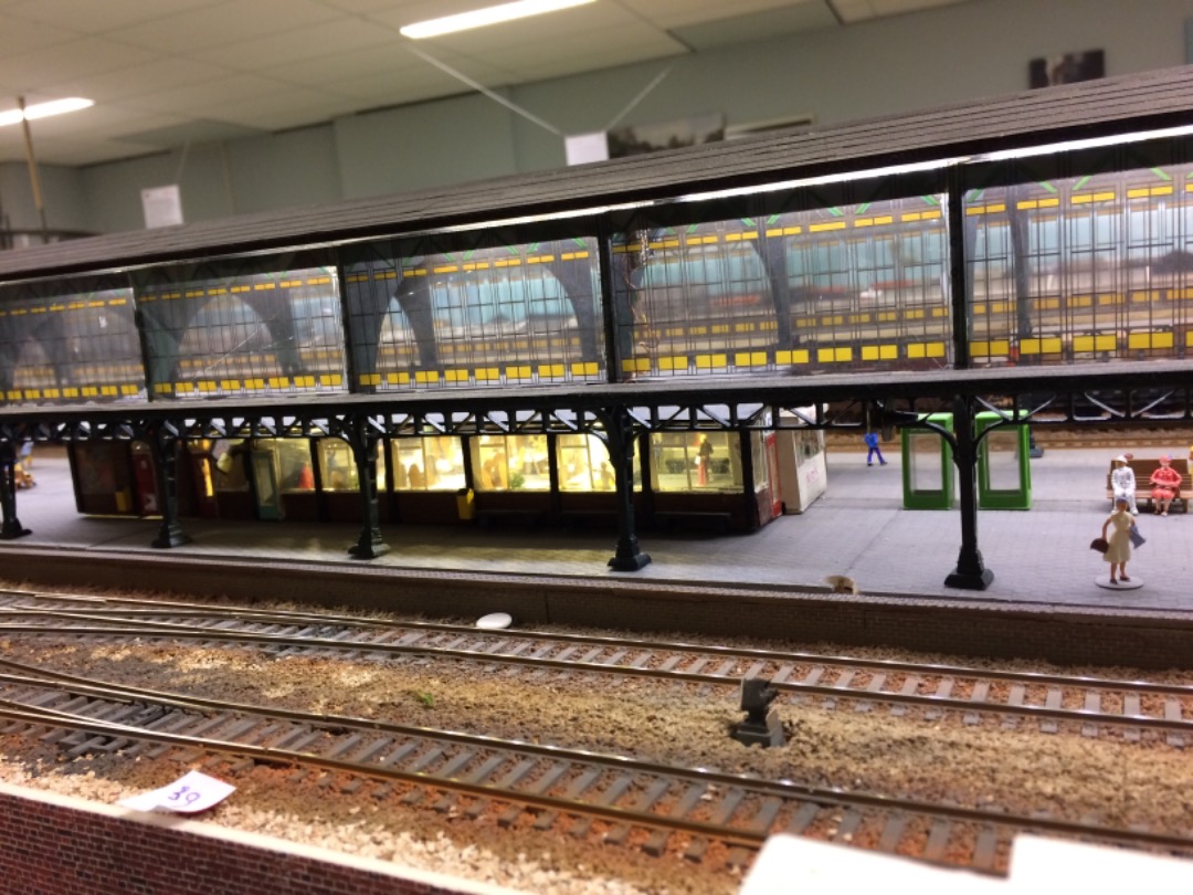 r.bettman on Train Siding: Dit zijn twee foto's van Station Hengelo op de modelbaan van de Twentse Modelspoor Club. Ik heb van dit station, met behulp van
oude NS...