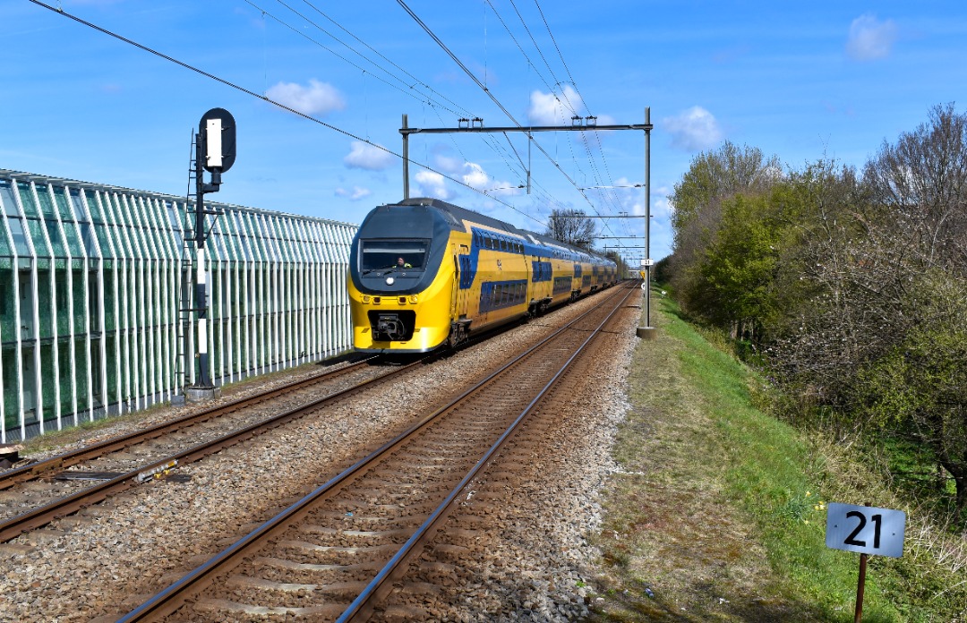 NL Rail on Train Siding: NS VIRM 8729 komt bijna aan in station Heemstede-Aerdenhout als Intercity naar Rotterdam en Vlissingen.