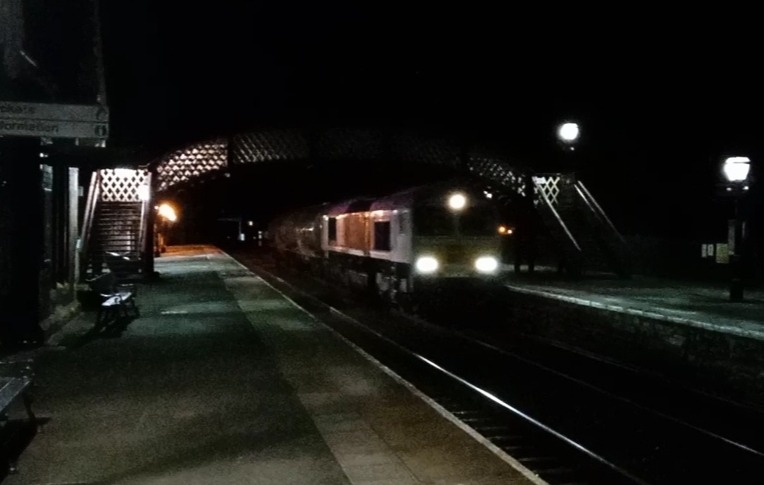 Cumbrian Trainspotter on Train Siding: GBRF class 66/7 No. #66734 'PLATINUM JUBILEE' passing Appleby this evening working 6Z85 1842 Carlisle NY to
Clitheroe Castle...