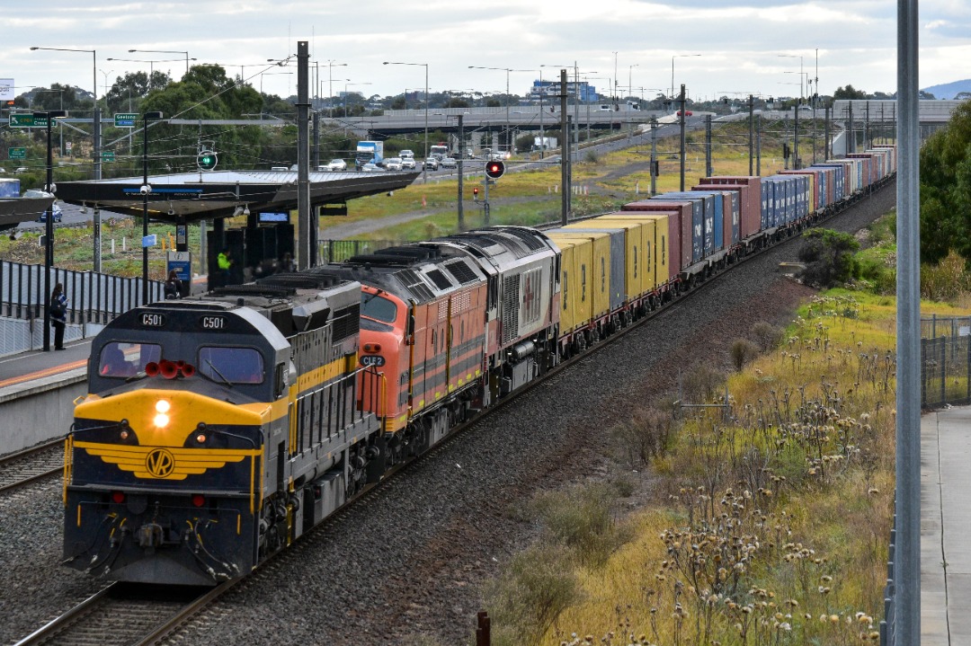 Shawn Stutsel on Train Siding: SRHC's C501 leads Railpower's CLF2 and SCT's CSR001 through Williams Landing, Melbourne with 7922v, Container
Service ex Dooen in...