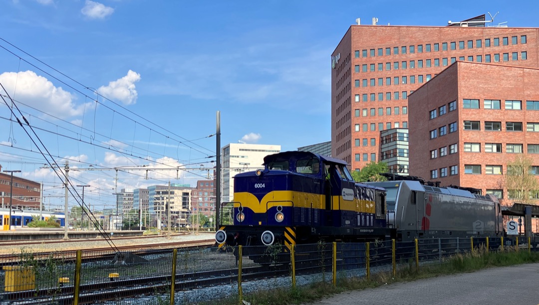 Roeland Kluit on Train Siding: De Railexperts V60 6004 met op sleep de Traxx 186 365 voor een leeg autotransport vanuit Pon in Leusden. Wachten op veilig sein
om de...