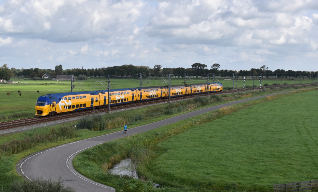 NL Rail on Train Siding: NS Flow VIRMm 8707 komt langs de Slaper nabij Kampen Zuid gereden als IC 2642 naar Amsterdam Centraal.