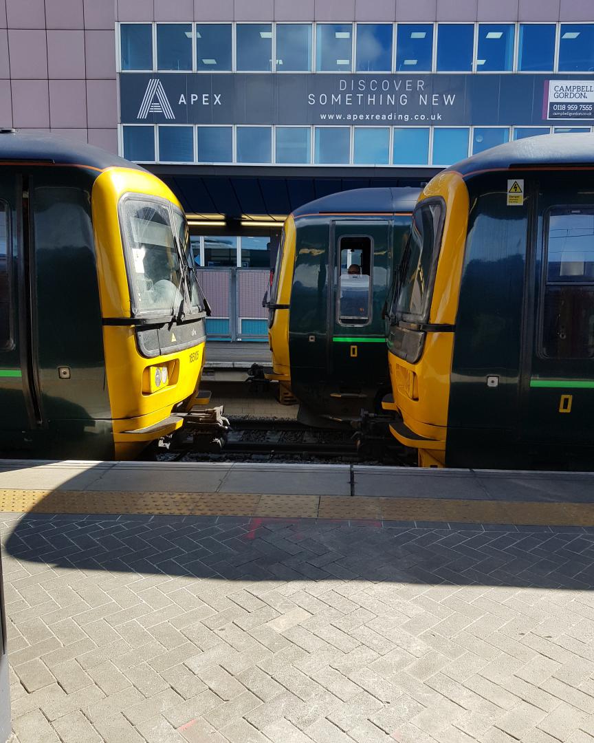 Jack Jack Productions on Train Siding: 165 111 on Platform 4 ready to work the 16.01 to Gatwick Airport. 165 105 on Platform 5A ready to work the 16.20 to
Redhill. 165...