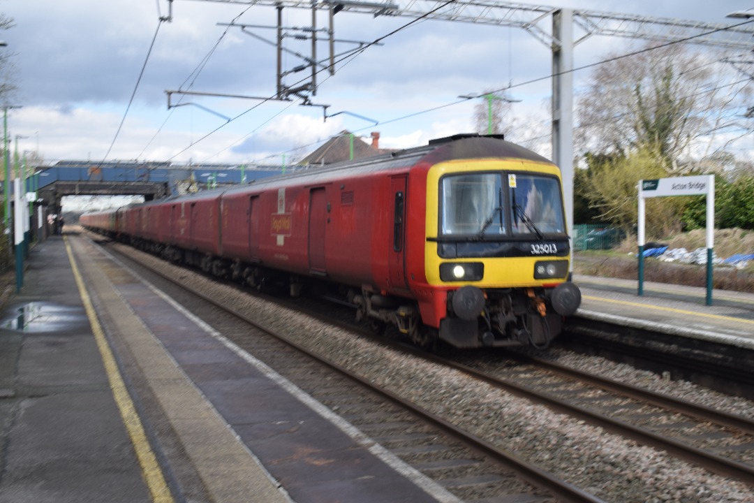 Hardley Distant on Train Siding: CURRENT: 325013 (Front) 325015 (Middle) and 325003 (Rear) pass through Acton Bridge Station today working the 1M36 08:34
Shieldmuir...