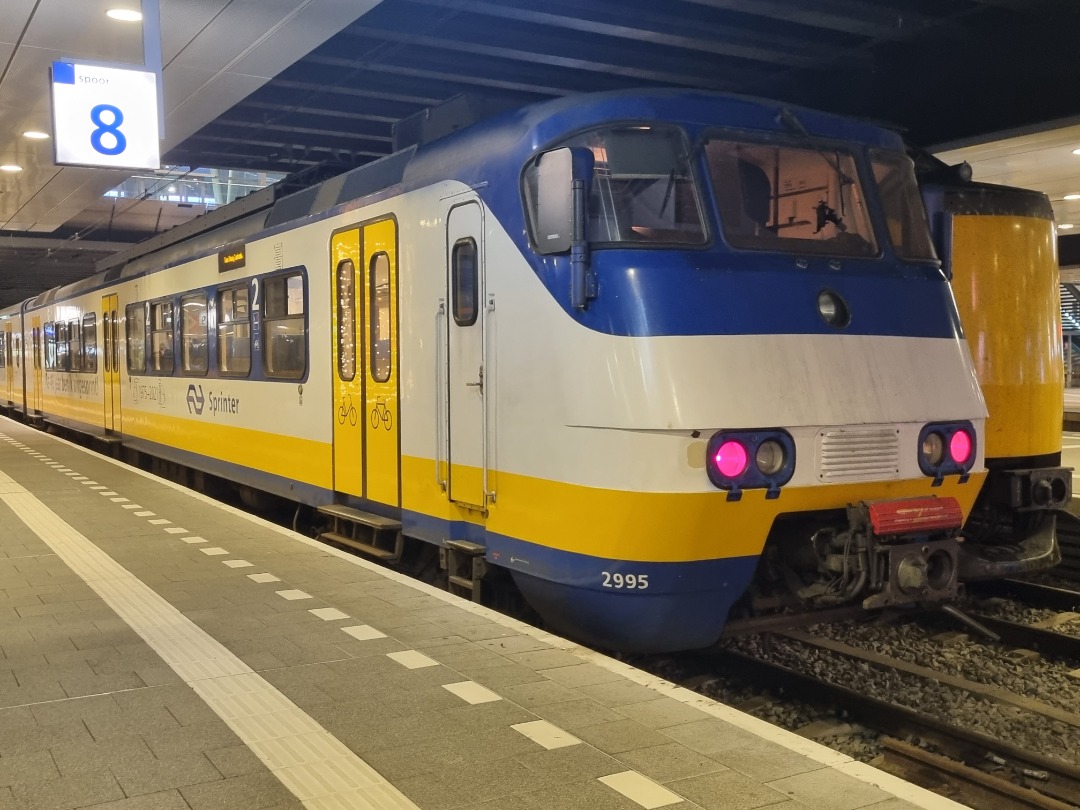 Lars Hilkens on Train Siding: Na 46 jaar is dit dan uiteindelijk de laatste dag van service van de SGMM. Gisteravond heb ik nog de 2995 en 2951 tussen Amsterdam
en Den...