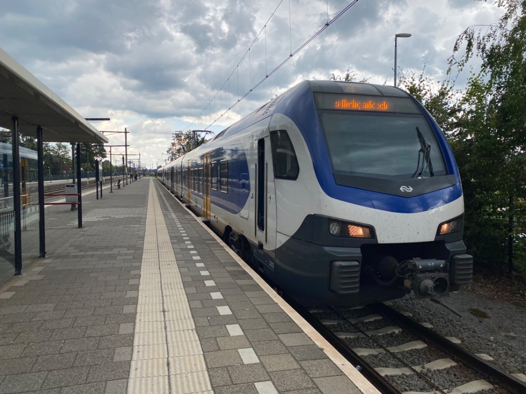 Michel Lintermans on Train Siding: Op station Deurne 🇳🇱 staan twee treinen, op perron 2 die naar Venlo en perron 3 naar Helmond en verder