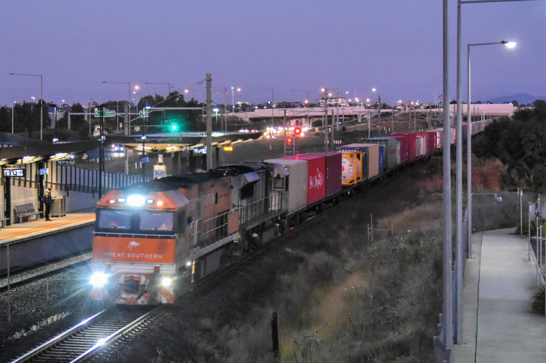Shawn Stutsel on Train Siding: Early Morning, Pacific National's NR31 and LDP006 cruise through Williams Landing, Melbourne with 4AM5, Intermodal Service
ex Adelaide...