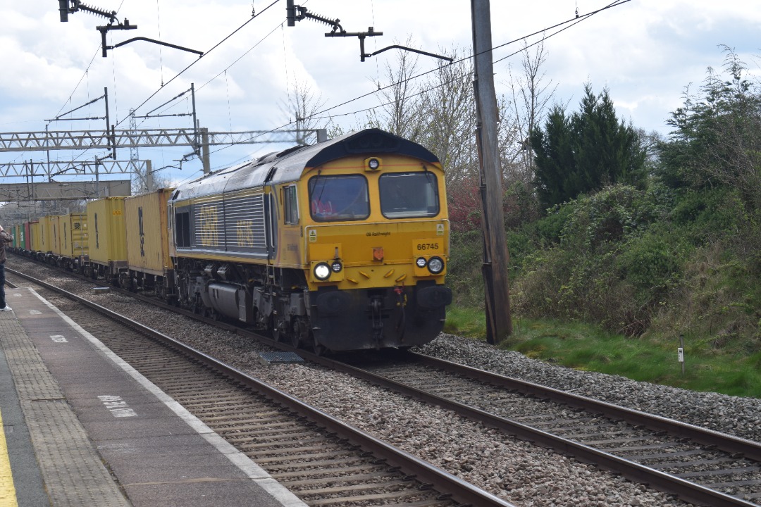 Hardley Distant on Train Siding: CURRENT: 66745 passes through Acton Bridge Station today working the 4S57 10:58 Hams Hall to Mossend Euroterminal Container
service.